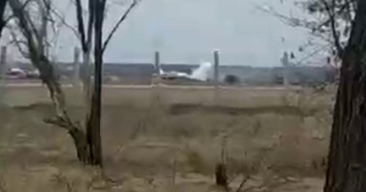 У російському Таганрозі підірвали військовий літак: по аеродрому випустили ракети