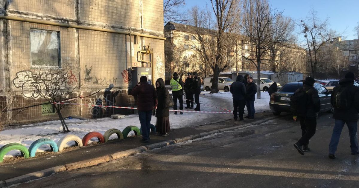 У Києві біля однієї з багатоповерхівок знайшли труп