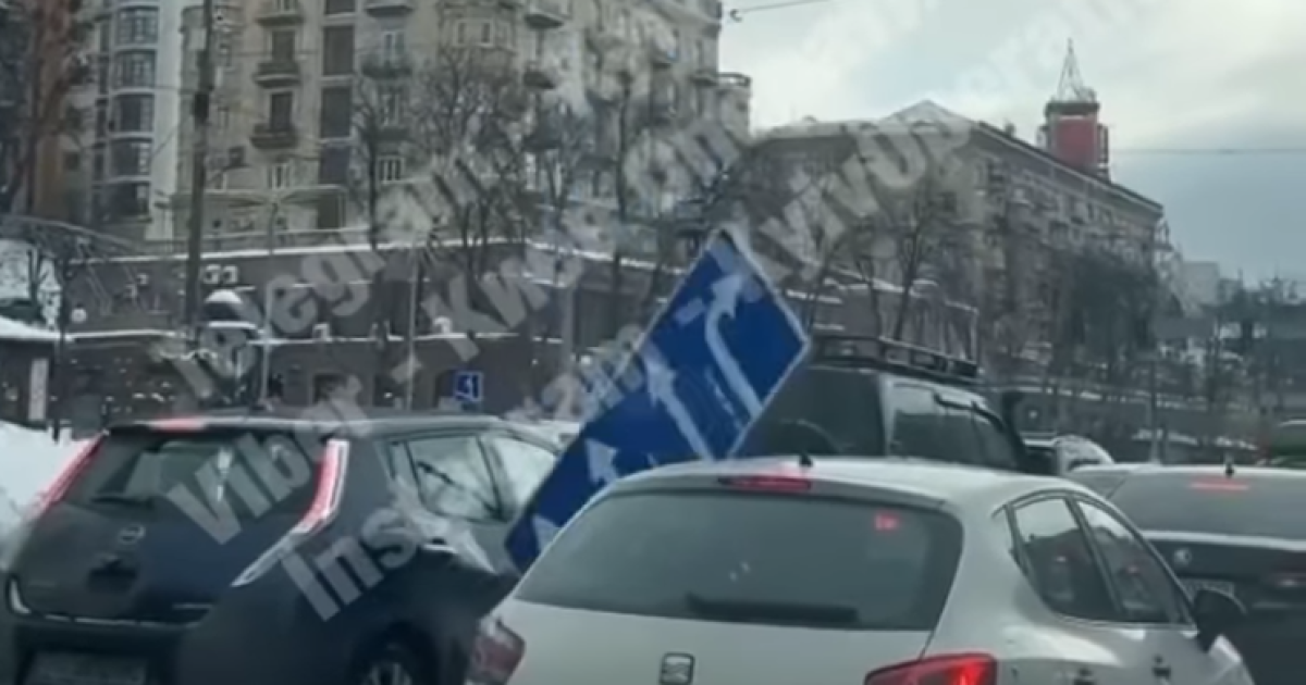 Висів на одному кріпленні та крутився: в центрі Києва дорожній знак впав на дорогу та пошкодив дві машини