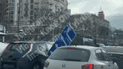 Висел на одном креплении и крутился: в центре Киева дорожный знак упал на дорогу и повредил две машины