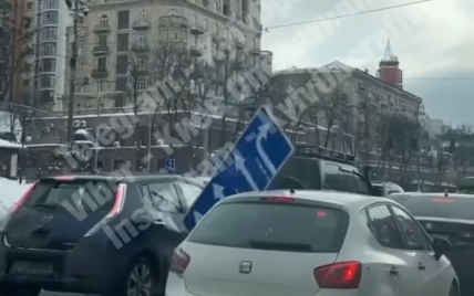 Висів на одному кріпленні та крутився: в центрі Києва дорожній знак впав на дорогу та пошкодив дві машини