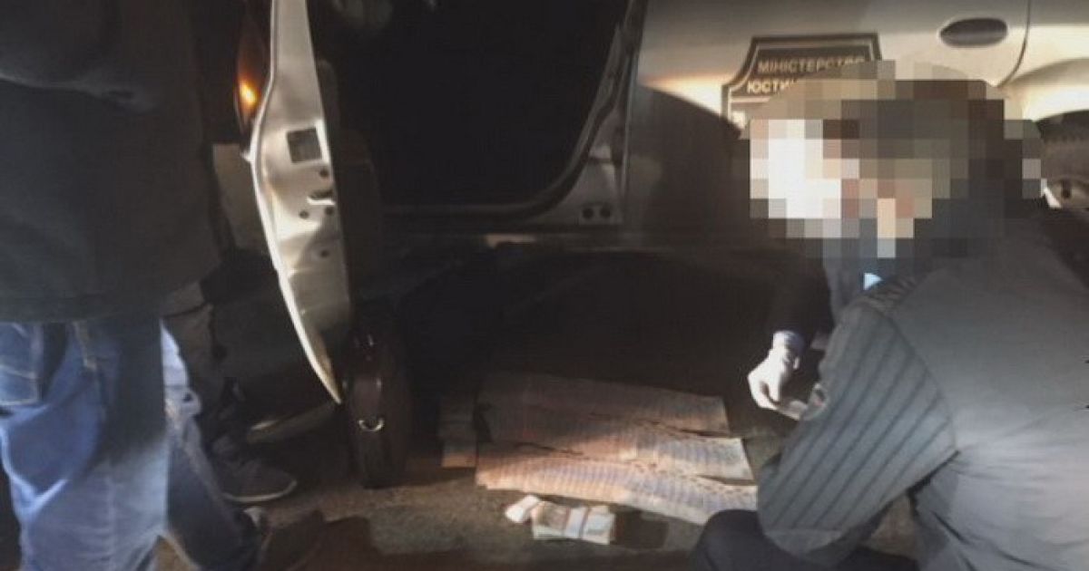 СБУ затримала на майже мільйонному хабарі двох державних виконавців_1 / © Пресс-центр СБУ