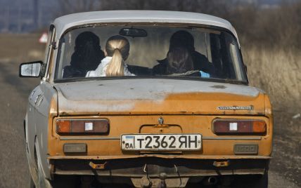 Під Оленівкою підірвалося авто з мирними жителями – ЗМІ