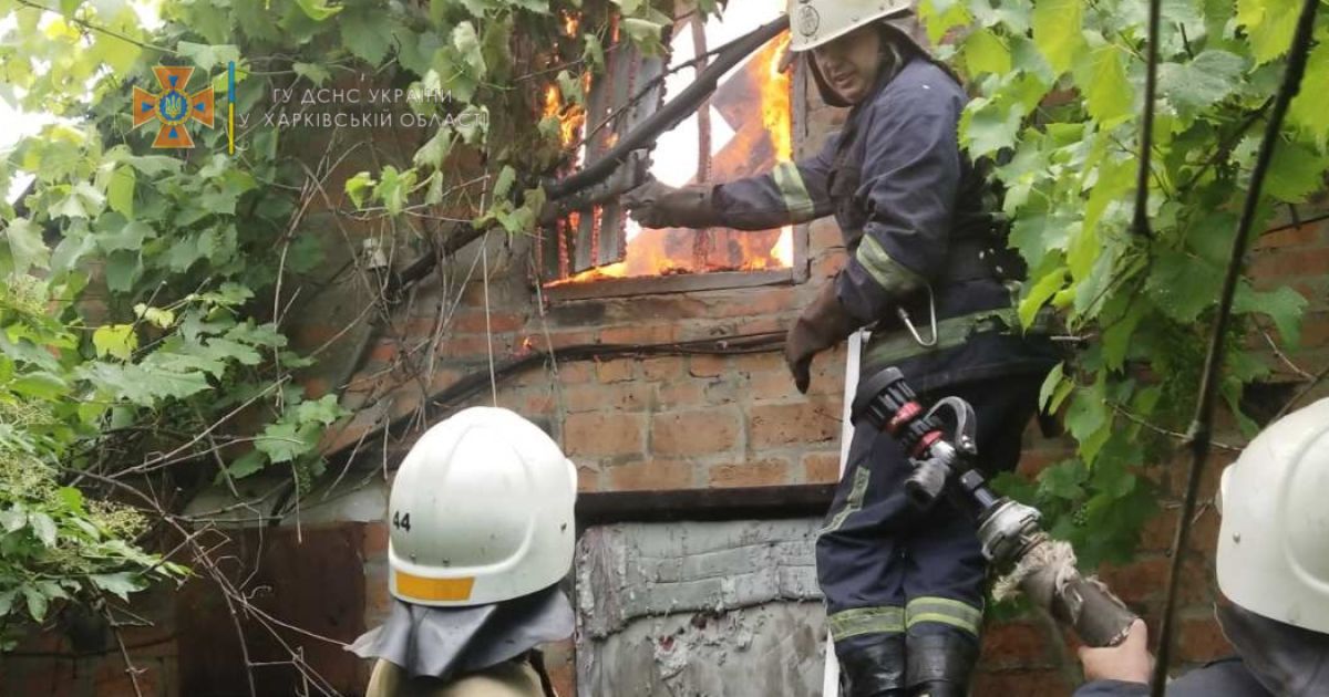 В Харьковской области после удара молнии произошел масштабный пожар: горел частный дом