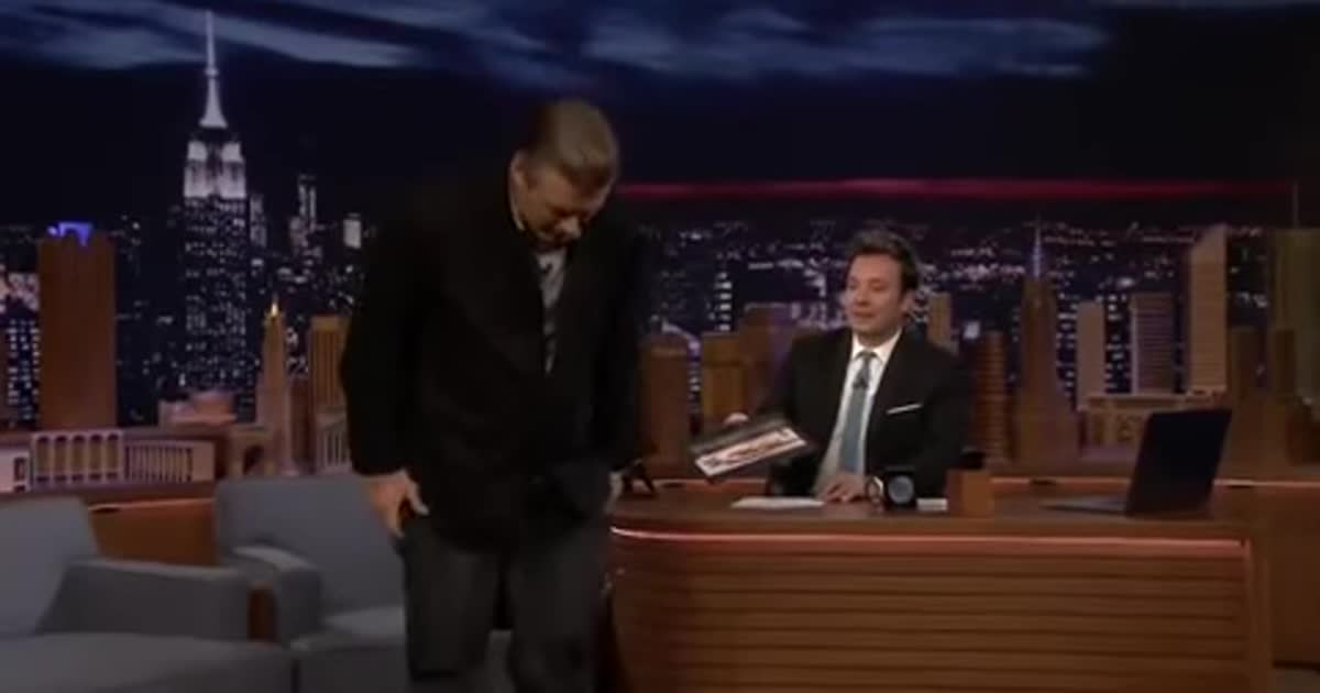 Актер Алек Болдвин без штанов и ритмичные танцы лошади под музыку. Тренды Сети