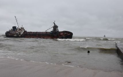 Экологическая угроза: из-за аварии танкера возле Одессы в Черное море вылились нефтепродукты