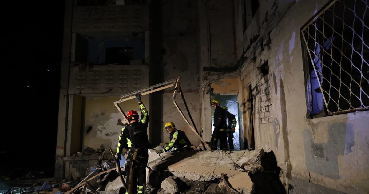 Наслідки удару ФАБ-250 по багатоповерхівці у Харкові