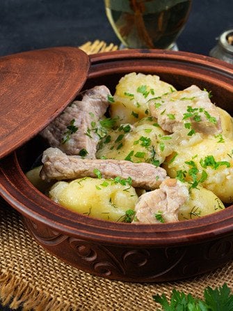 Картопля з м'ясом тушковані в молоці