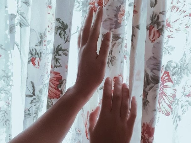 Експерти радять вночі щільно закривати штори, щоб мінімізувати охолодження приміщення / © pexels.com