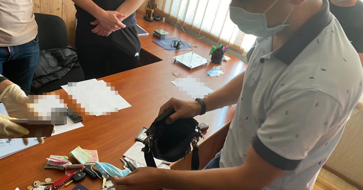 В Черкасской области полицейский продавал особо опасные наркотики