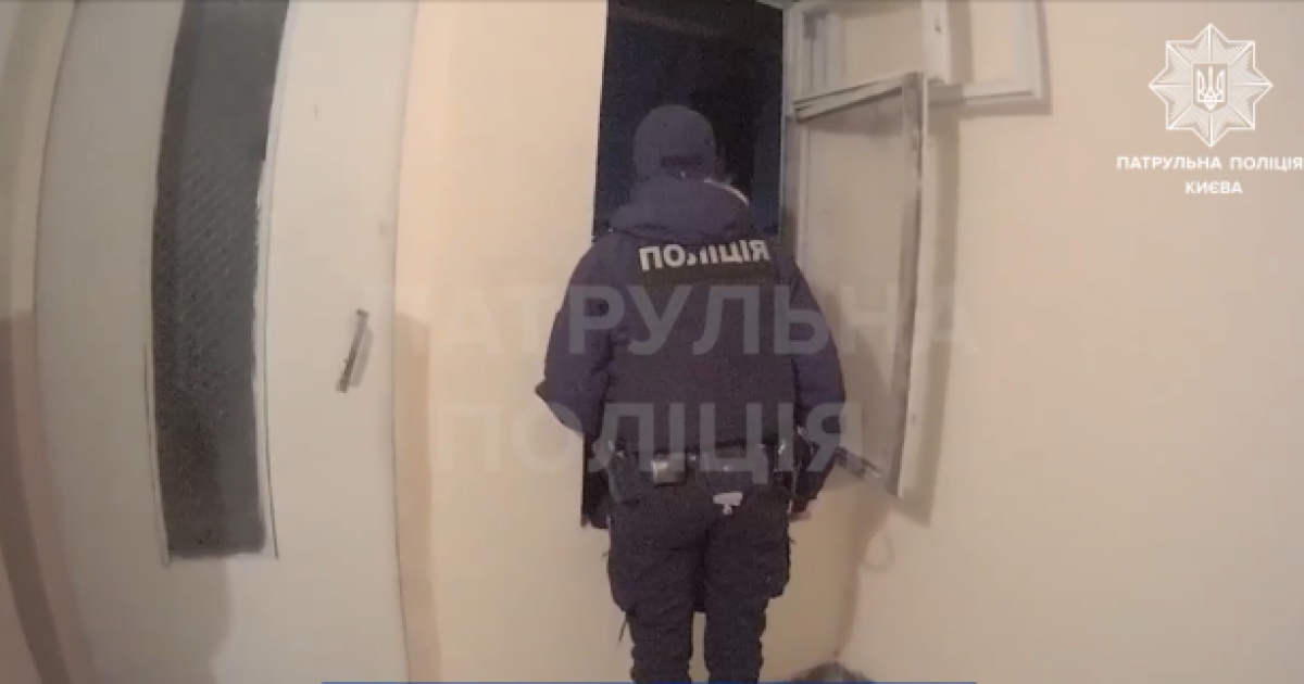 Схватили за ноги в последний момент: в Киеве патрульные спасли парня, который хотел прыгнуть из окна 12 этажа (жуткое видео 18+)