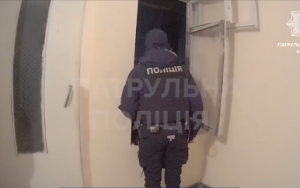 Схватили за ноги в последний момент: в Киеве патрульные спасли парня, который хотел прыгнуть из окна 12 этажа (жуткое видео 18+)