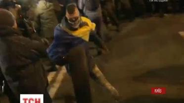 На Майдане Независимости произошли столкновения активистов с правоохранителями: горели шины