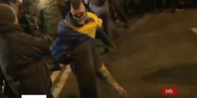На Майдані Незалежності сталися сутички активістів з правоохоронцями: палали шини