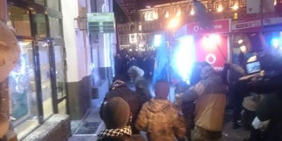 Протестующие разбили витрины Сбербанка в центре Киева
