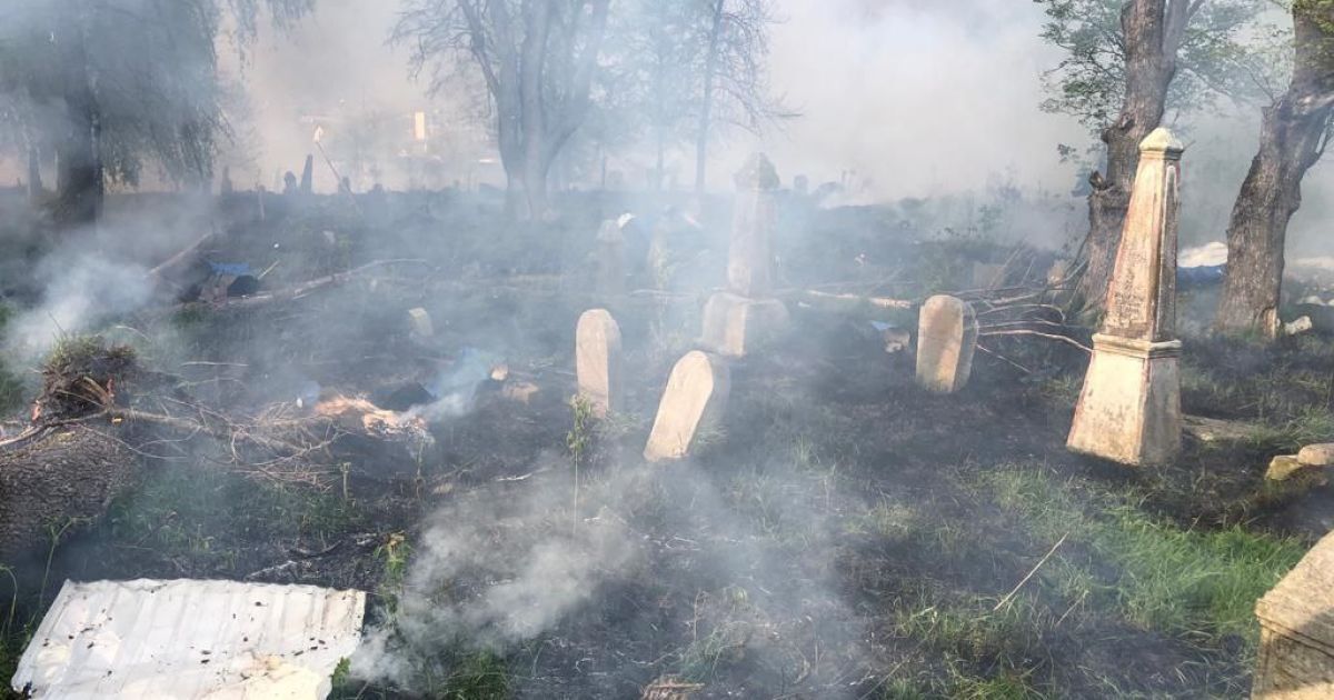 Russians bombed Jewish cemetery in Ukrainian Sumy region: images