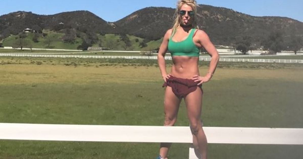 Спортивная Бритни Спирс в коротких шортиках показала упражнения для ног