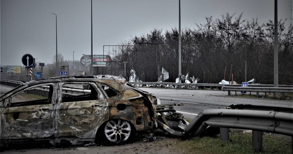 Разбитые дома, трупы и сожженные автомобили: фото Житомирской трассы