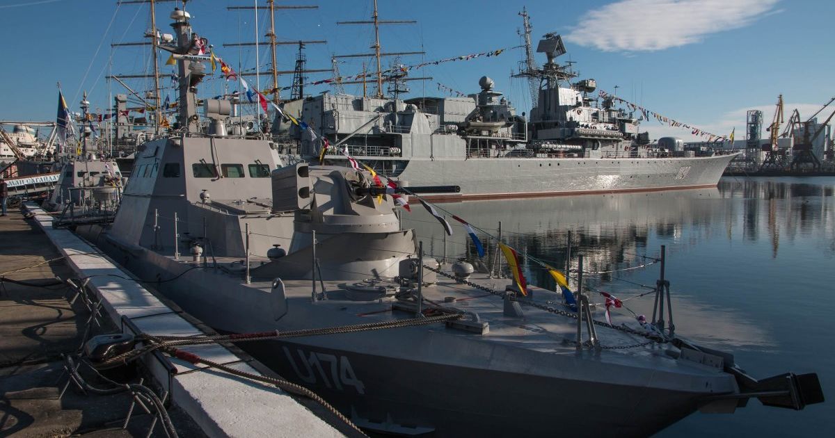 Українські військові кораблі, які пройшли через Керченську протоку, прибули до Маріуполя