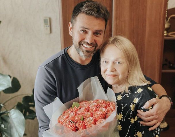 Тимур Мирошниченко с мамой / © пресс-служба канала "1+1"