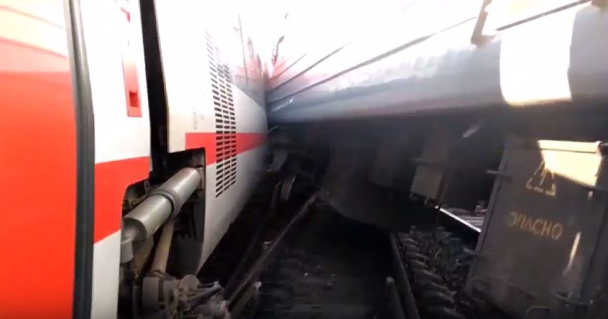 В Москве столкнулись электричка и пассажирский поезд