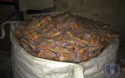 На Киевщине на складе нашли 26 тысяч литров незаконно ввезенной из России настойки "Боярышник"