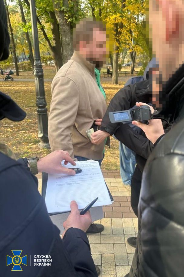 Момент задержания чиновника Антимонопольного комитета/Фото: СБУ