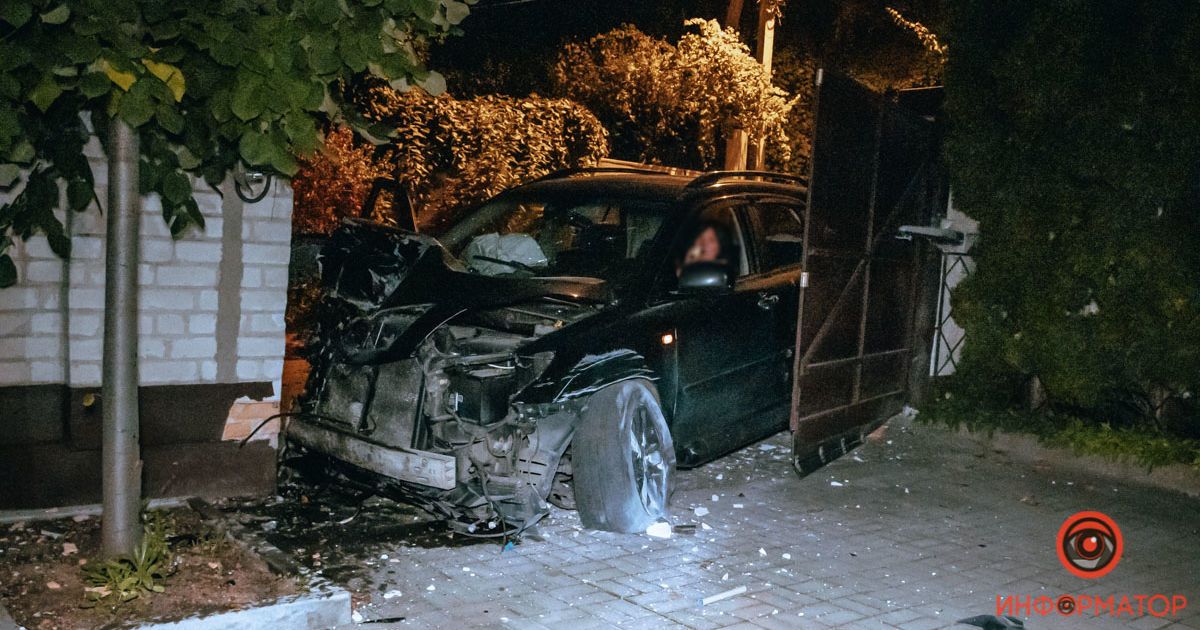 Жартувала та їла яблука: у Дніпрі водійка Lexus, тікаючи від копів, протаранила авто та знесла огорожу (фото)