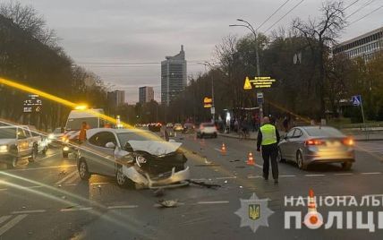 У Києві іноземець на Hyundai в'їхав у Skoda, яка від удару опинилася на переході та збила на смерть жінку: фото