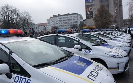 В Киеве женщина "в стрессе" прокатила на капоте одного полицейского и укусила другого