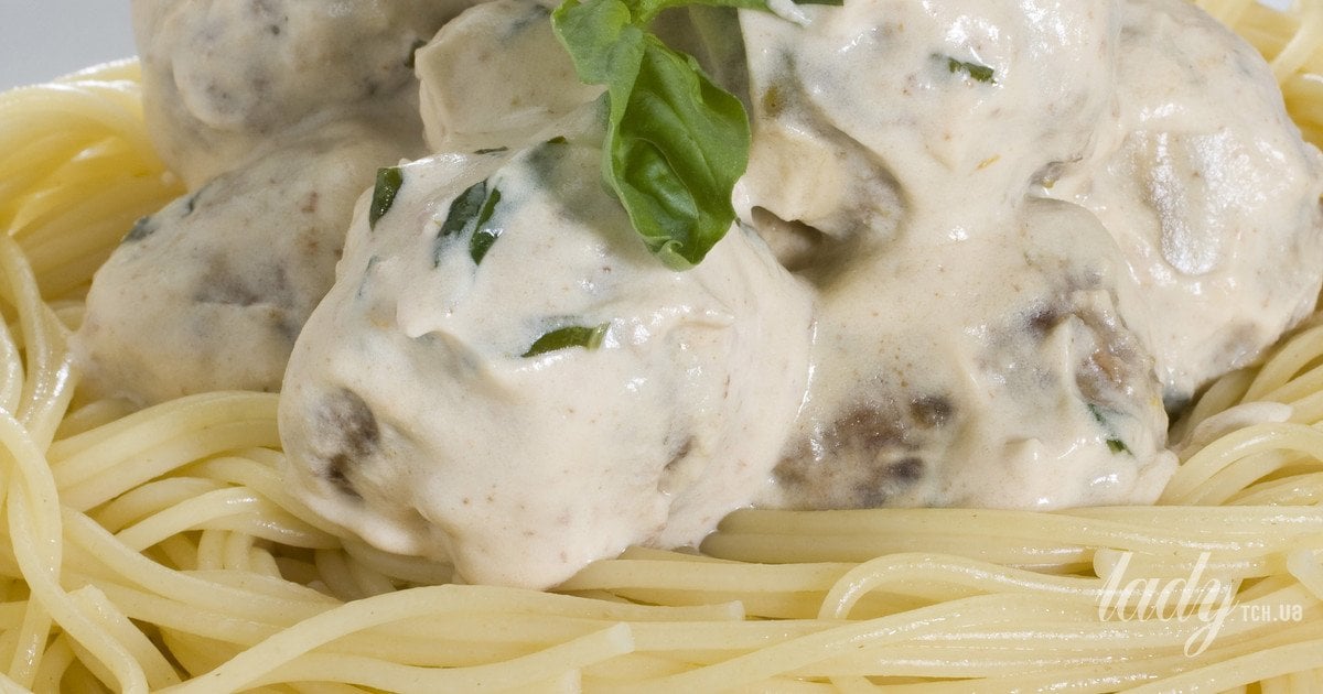 Вермішель з фрикадельками у вершках