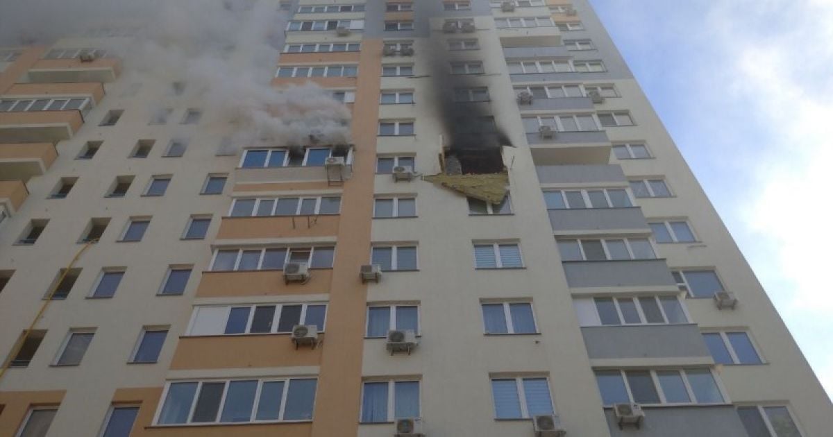 В Киеве в квартире взорвался аккумулятор и вызвал масштабный пожар