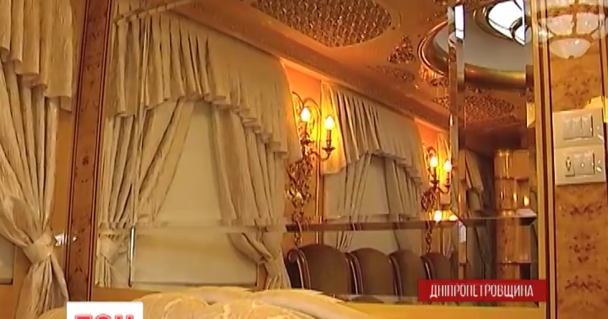 "Укрзалызниця" запустила первый вагон, украшенный как мини-отель