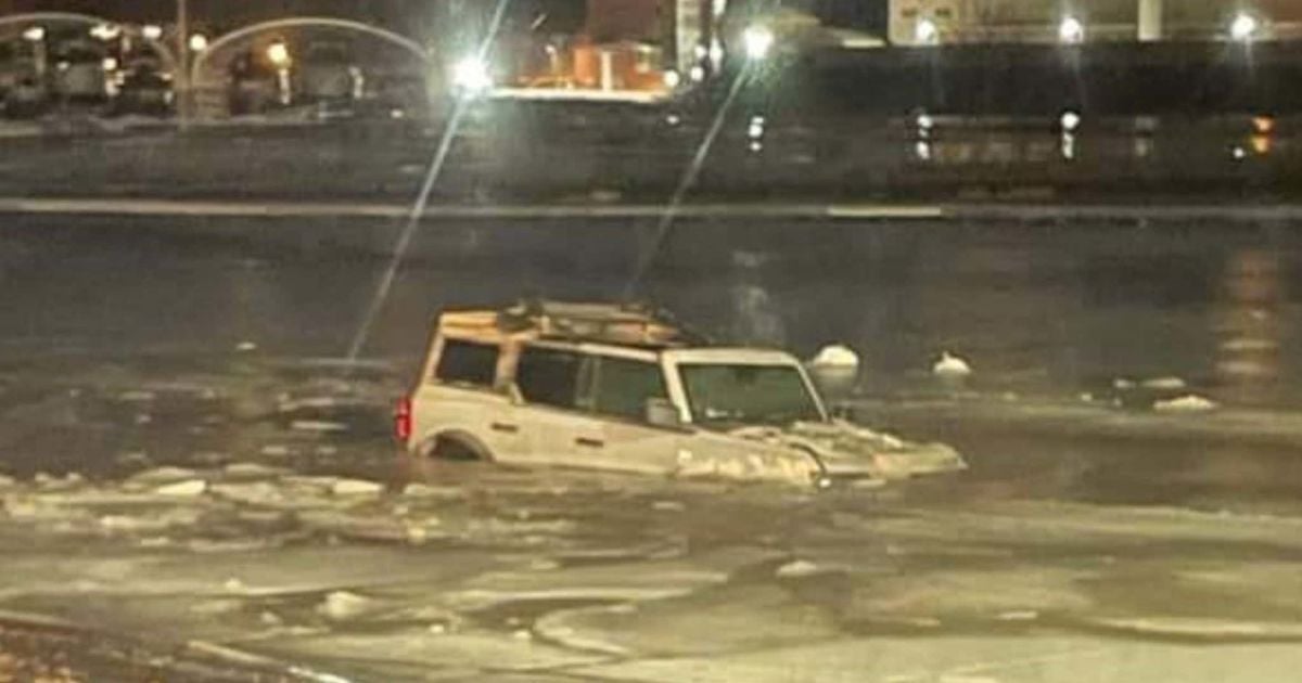 Перепутал дорогу с замерзшим озером: водитель новенького Ford Bronco эпически утопил свой внедорожник