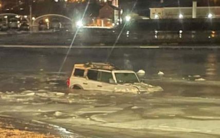 Перепутал дорогу с замерзшим озером: водитель новенького Ford Bronco эпически утопил свой внедорожник
