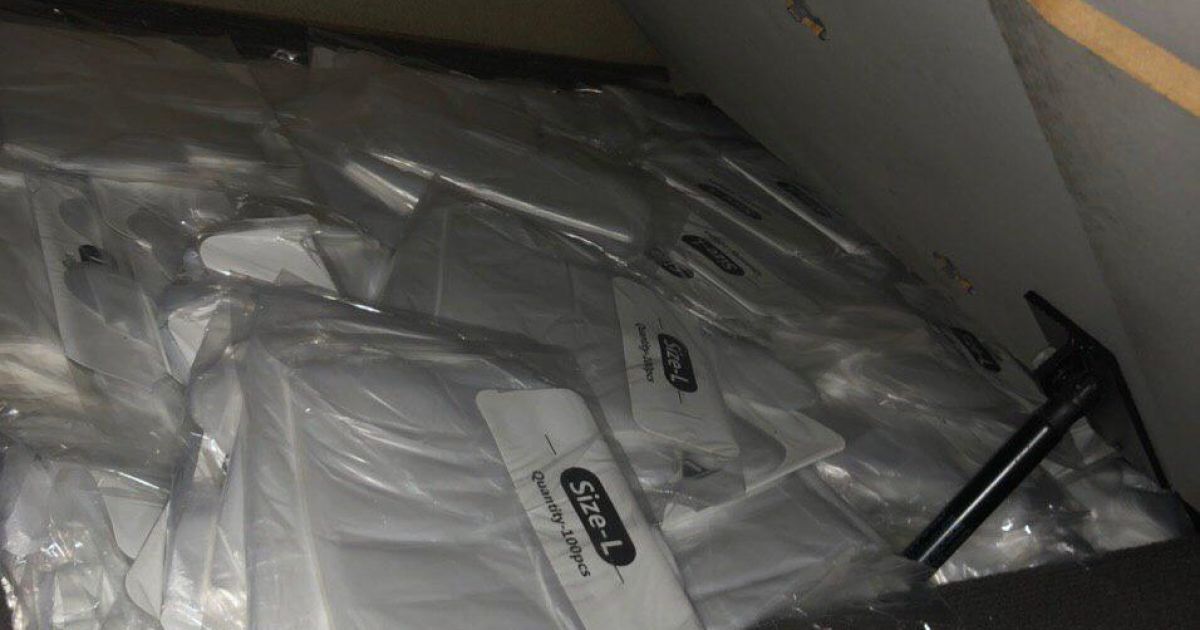 Из Украины в Польшу двумя грузовиками пытались вывезти 190 тысяч полиэтиленовых перчаток