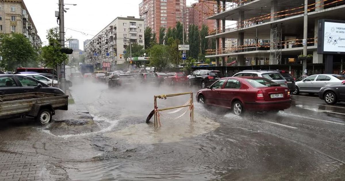 "Горячий" апокалипсис в центре Киева: из-за прорыва трубы улицу залило кипятком