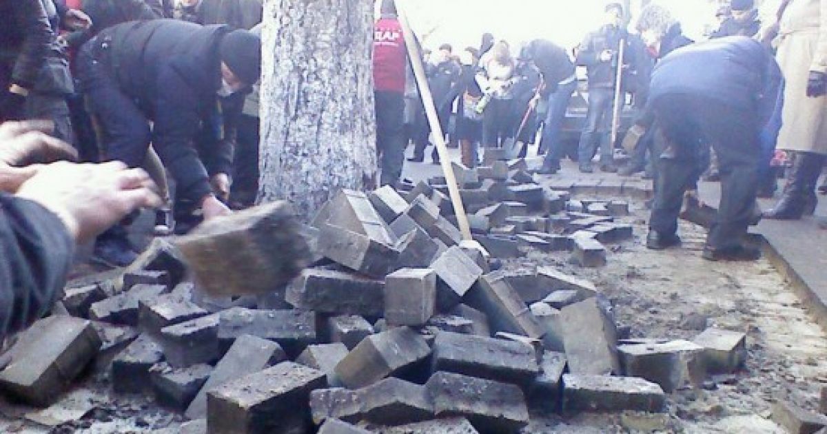 В Авдеевке брусчаткой с Майдана основали новый исторический музей