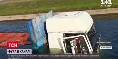 Фура-амфибия: в Херсонской области грузовик слетел в оросительный канал