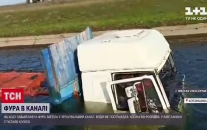 Фура-амфибия: в Херсонской области грузовик слетел в оросительный канал