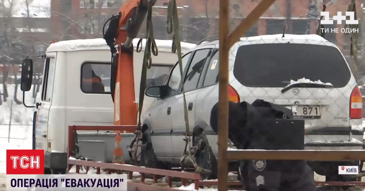 В Киеве эвакуатор хотел забрать авто с водителем в салоне: что делать, когда машину везут на штрафплощадку