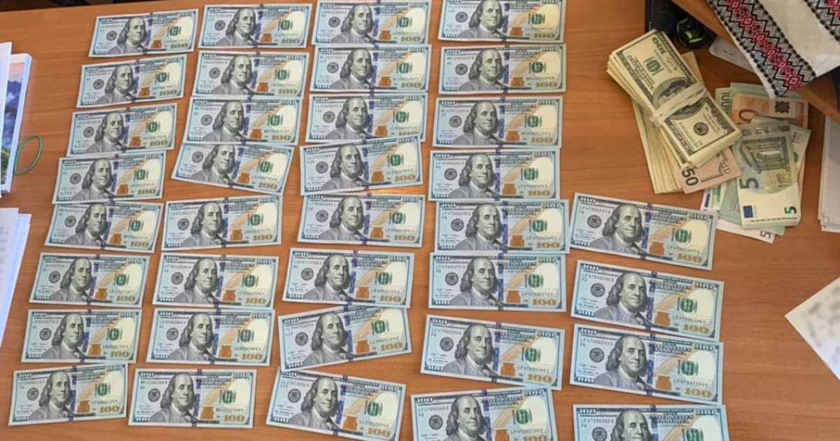 У Прилуках шахрайки зняли з пенсіонерки "негативну енергетику": жінка віддала майже мільйон