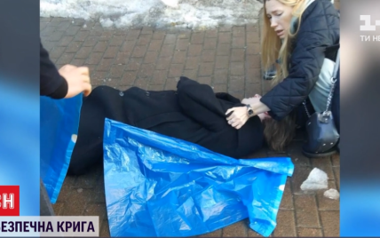 В Киеве мужчину придавило снежной глыбой, он в реанимации в крайне тяжелом состоянии