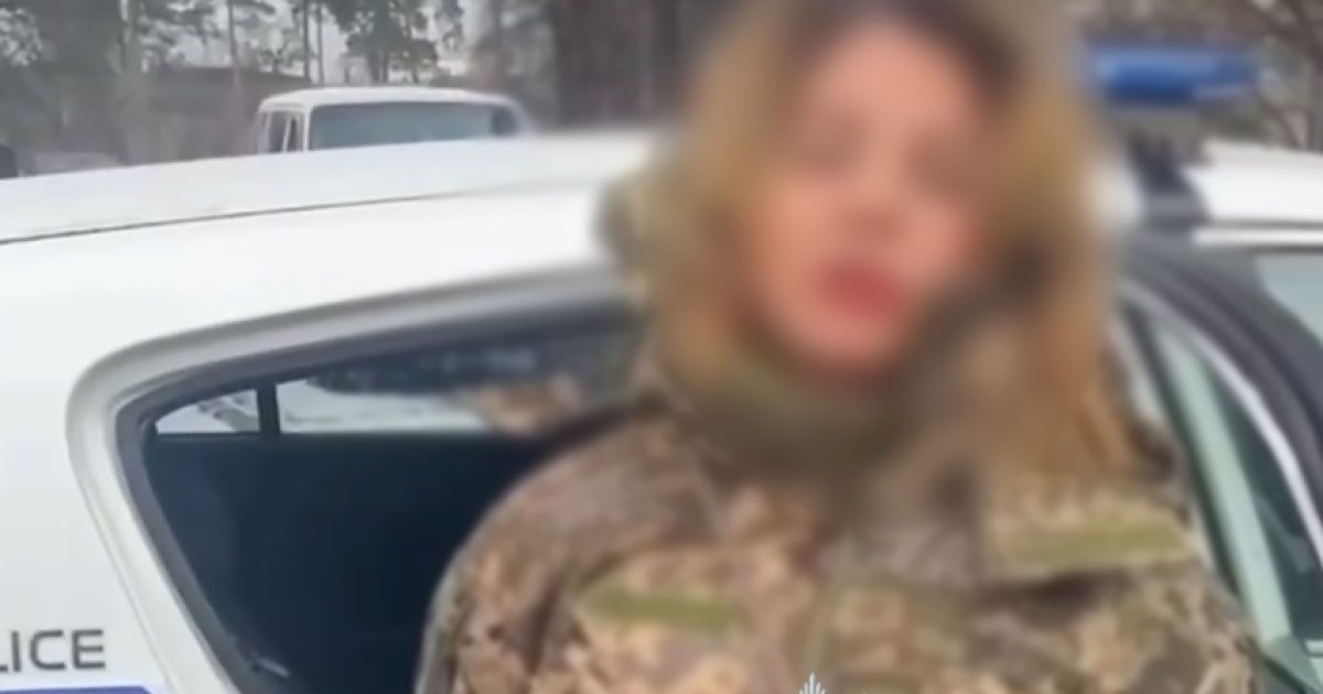 Полицейские задержали женщину, которая в военной форме на автомобиле блокировала выезд из распределительного центра Фото: Полиция Киева