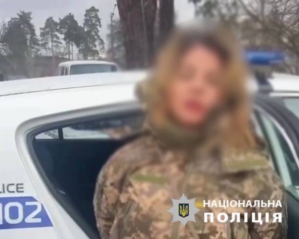 Полицейские задержали женщину, которая в военной форме на автомобиле блокировала выезд из распределительного центра Фото: Полиция Киева