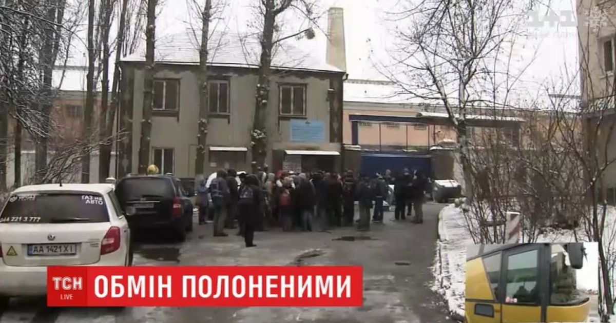 Под Лукьяновским СИЗО увеличилось количество протестующих, а выезды продолжают блокировать
