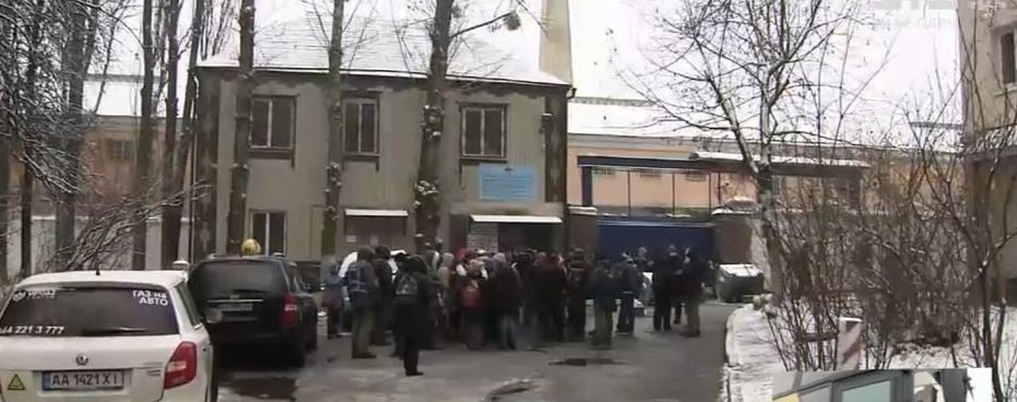 Под Лукьяновским СИЗО увеличилось количество протестующих, а выезды продолжают блокировать