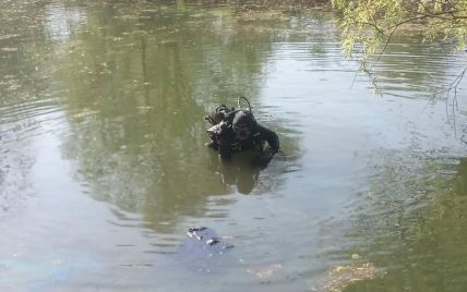 В Киеве спасатели достали тело мужчины из озера на территории парка