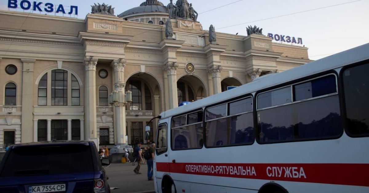 Довозили на човні, щоб встигли на потяг: в Одесі дітей врятували із затопленої маршрутки