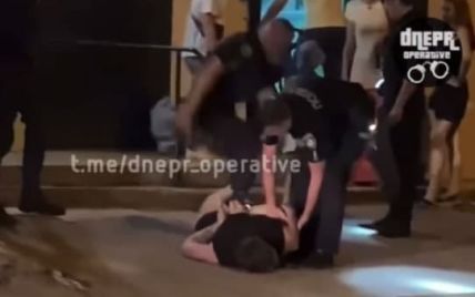 Избил жену с младенцем и прокусил ногу патрульному: в Днепре копы задержали дебошира (видео)